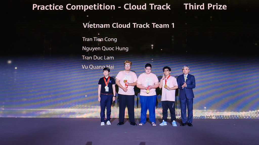 Đội Việt Nam nhận giải 3 tại giải