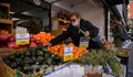 Khách hàng chọn mua hàng tại một quầy bán hoa quả ở New York, Mỹ. Ảnh: AFP/TTXVN