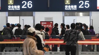 Hoạt động đi lại của người dân Trung Quốc đã tăng mạnh. Trong ảnh: Hành khách xếp hàng để kiểm tra an ninh tại sân bay quốc tế ở Hải Khẩu, tỉnh Hải Nam, Trung Quốc. (Ảnh: THX/TTXVN)