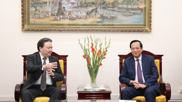 Bộ trưởng Đào Ngọc Dung trao đổi cùng Đại sứ Đặc mệnh Marc E. Knapper.