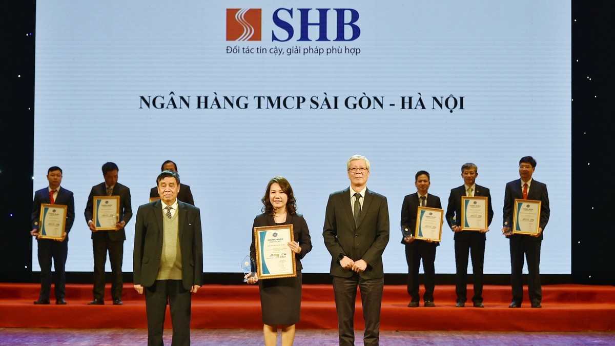 Phó Tổng Giám đốc Ninh Thị Lan Phương đại diện SHB nhận giải thưởng “Top 10 Ngân hàng thu xếp vốn đầu tư hiệu quả cho các dự án năng lượng Việt Nam từ năm 2017 – 2022"
