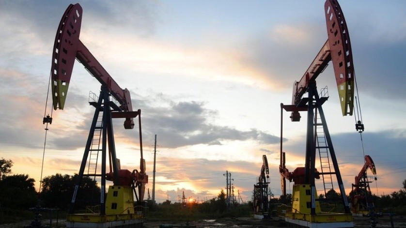 Giá dầu sụt mạnh khi tâm lý u ám về tăng trưởng kinh tế toàn cầu dâng cao