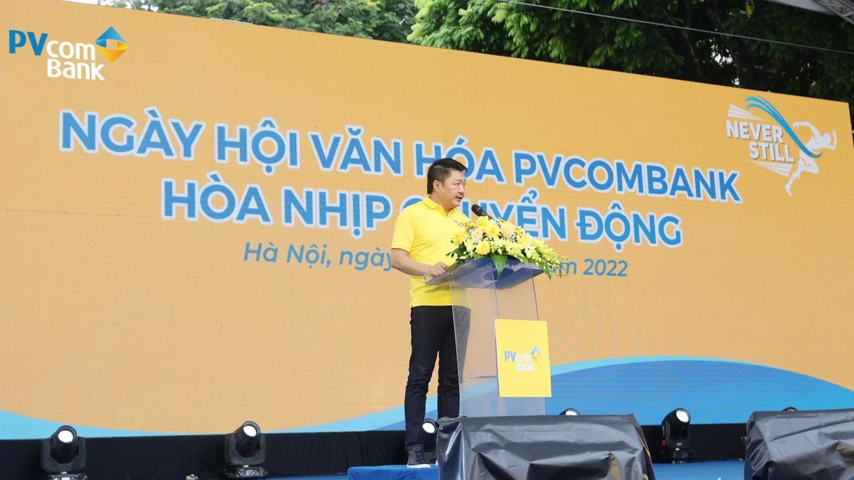 CBNV, người thân, đối tác, khách hàng của PVcomBank chung sắc áo vàng, làm nên một hành trình mạnh mẽ quyết tâm trên cả nước.