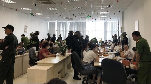 Lực lượng công an kiểm tra tại Công ty Mirae Asset chi nhánh Quảng Nam - Ảnh: Công an tỉnh Quảng Nam 