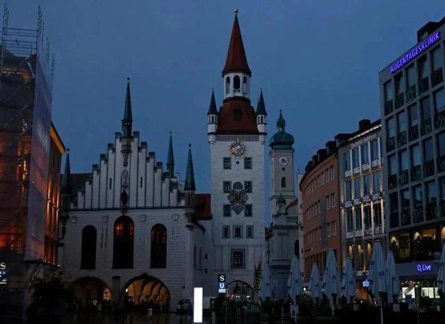 Để đối phó với tình trạng thiếu hụt năng lượng, nhiều nơi ở Đức đã thực hiện các biện pháp để tiết kiệm điện. Ảnh chụp Tòa thị chính cũ của thành phố Munich (Đức) vào tối ngày 30/7/2022. Ảnh: Tân Hoa xã