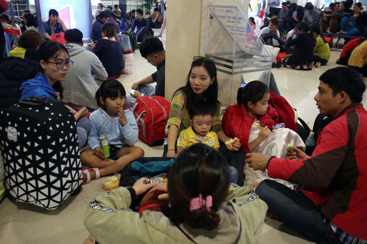 Hình ảnh hành khách vạ vật tại sân bay Tân Sơn Nhất, khiến nhiều người bức xúc. Ảnh: NGỌC DƯƠNG