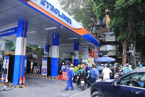 Người dân đổ dồn mua xăng tại Petrolimex trong giai đoạn căng thẳng về nguồn cung. (Ảnh: PV/Vietnam+)