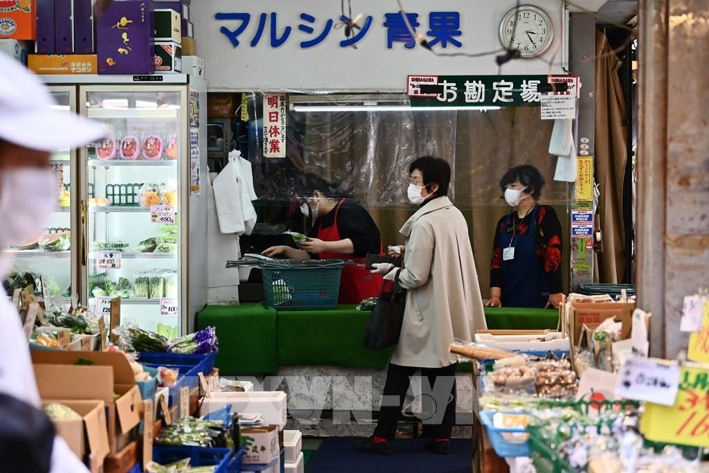 Người dân mua sắm tại một cửa hàng rau củ ở Tokyo, Nhật Bản. Ảnh: AFP/TTXVN