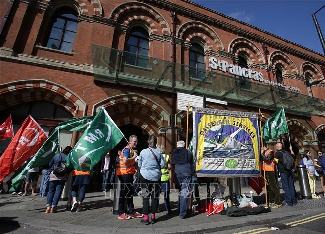 Các thành viên Liên đoàn công nhân đường sắt, hàng hải và vận tải quốc gia (RMT) Anh đình công bên ngoài nhà ga quốc tế St Pancras ở trung tâm London, Anh. Ảnh tư liệu: AFP/TTXVN