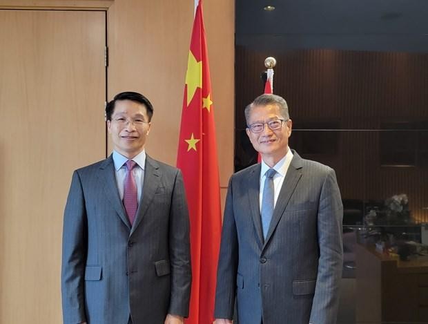 Tổng Lãnh sự Việt Nam tại Hồng Kông Phạm Bình Đàm (bên trái) tại cuộc gặp với ông Paul Chan, Giám đốc Sở Tài chính Hồng Kông. (Ảnh do Tổng lãnh sự quán cung cấp).