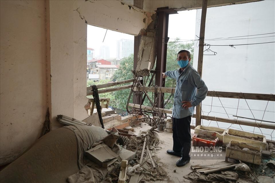 Ông Trương Ngọc Hùng (sinh năm 1963, trú tại chung cư số 51, đường Huỳnh Thúc Kháng) phản ánh, hệ thống cột dầm chịu lực của tòa nhà đã bị nứt, lún nghiêm trọng, phần lan can cũng đã bị hỏng.