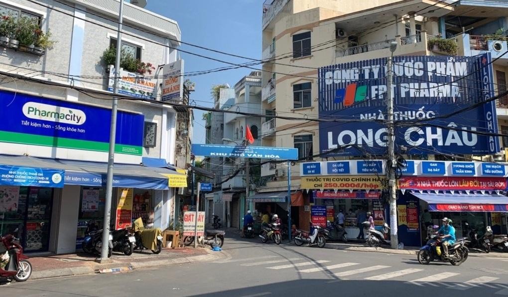 Hai nhà thuốc Long Châu và Pharmacity tại một khu dân cư ở TP.HCM (Ảnh: VnExpress) 