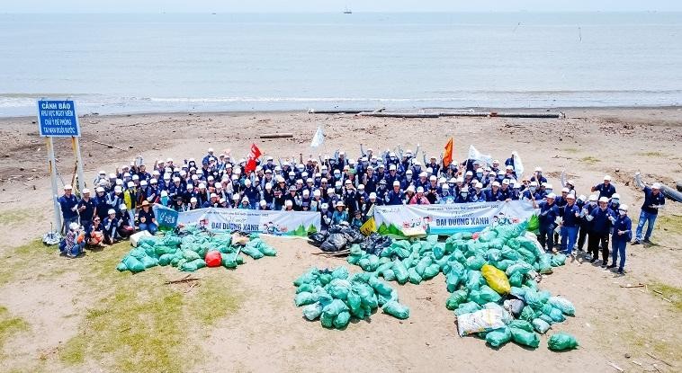 Gần 200 nhân viên Nestlé Việt Nam đã tình nguyện tham gia thu gom rác thải ven bờ biển 30/4, huyện Cần Giờ, TP.HCM.