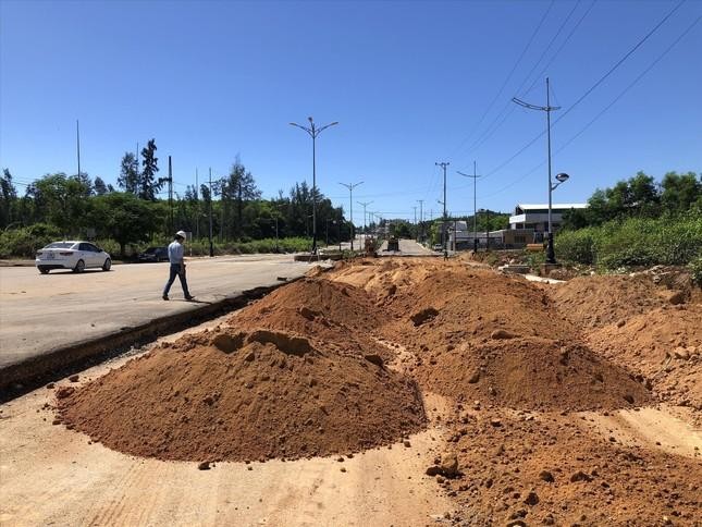 Còn 3km đường ở Bình Sơn – Quảng Ngãi vẫn dang dở sau gần 8 năm thi công Ảnh: Nguyễn Ngọc