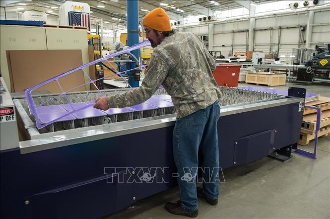 Công nhân làm việc tại một nhà máy ở thành phố Pocomoke, Maryland, Mỹ. Ảnh tư liệu: AFP/TTXVN