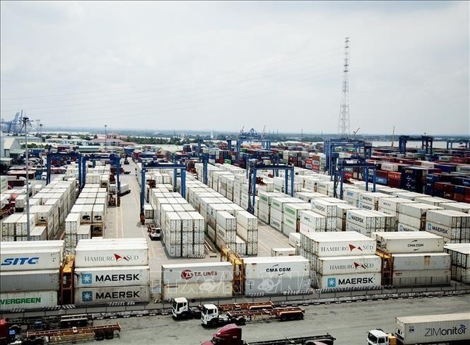 Container chứa hàng hóa tại Tân Cảng Cát Lái. Ảnh: Hồng Đạt - TTXVN