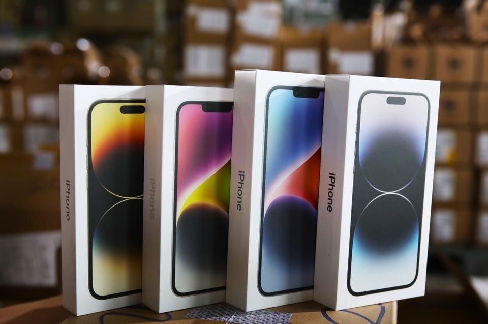 Sau hơn một tháng mở bán, 2 mẫu iPhone 14 và iPhone 14 Plus đã giảm 5-6 triệu đồng. Ảnh: Quỳnh Danh.