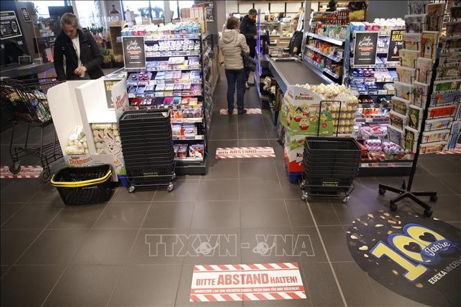  Người dân mua sắm tại siêu thị ở Berlin, Đức. Ảnh: AFP/TTXVN
