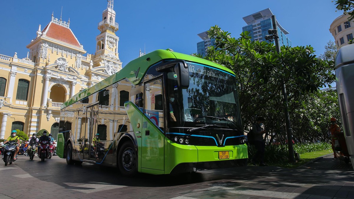 Xe buýt điện VinBus do VinFast sản xuất tham gia hệ thống giao thông công cộng Hà Nội.