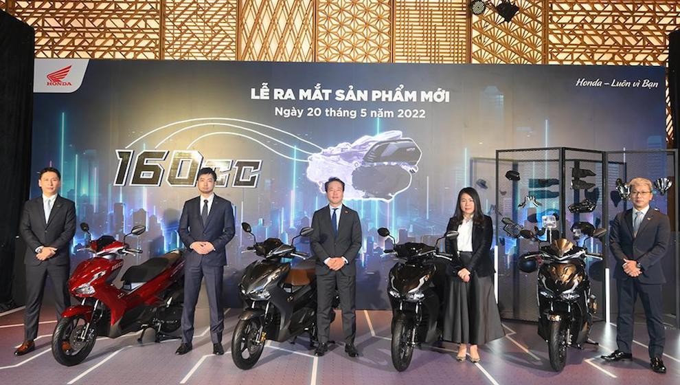 Tổng giám đốc Honda Việt Nam Daiki Mihara (giữa) tại sự kiện ra mắt xe Air Blade 2023