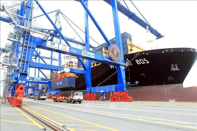 Hoạt động bốc xếp hàng nhập khẩu tại cảng biển Hải Phòng. Ảnh: An Đăng/TTXVN