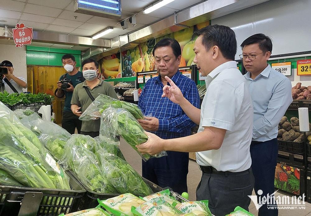Bộ trưởng Lê Minh Hoan đi thị sát tại chợ và các siêu thị ở TP.HCM. (Ảnh: Trần Chung)