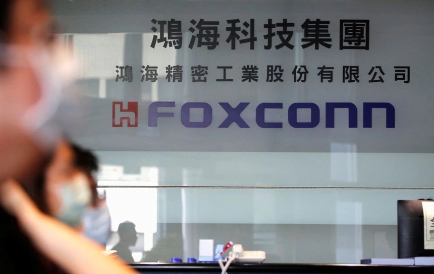 Foxconn thông báo sẽ thưởng thêm khoảng 1.800 USD cho mỗi công nhân tiếp tục làm việc. Ảnh: Reuters.