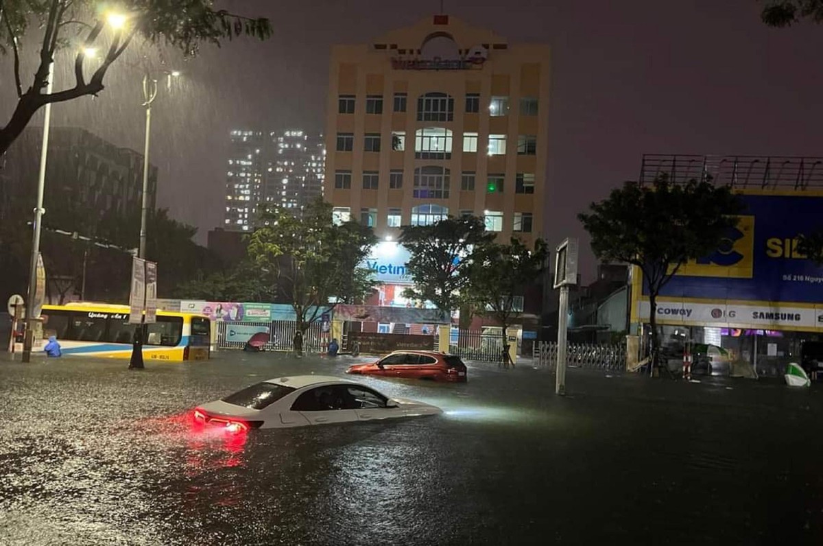 Nhiều phương tiện “bơi” trong trận ngập lụt lịch sử ở Đà Nẵng vào tối 14/10/2022