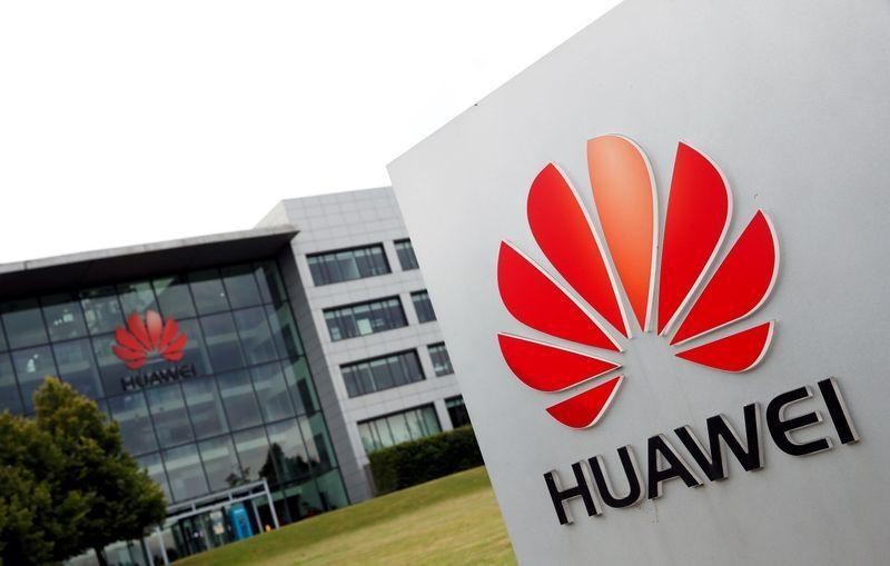 Biểu tượng của tập đoàn Huawei. Ảnh: Reuters