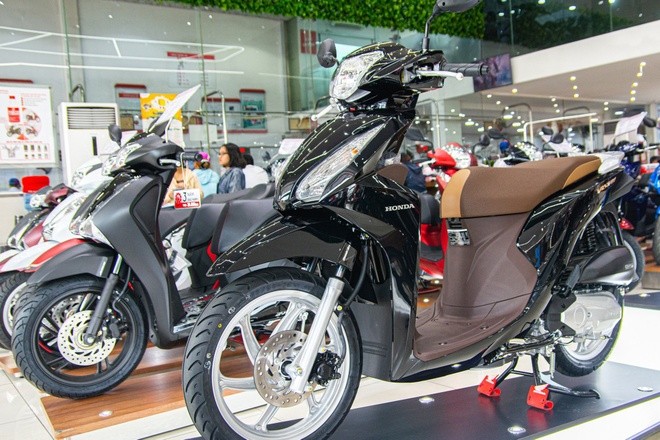 Honda Vision là mẫu xe máy đội giá nhiều nhất thời gian qua tại các đại lý, cửa hàng kinh doanh xe máy. Ảnh: Bối Hạ.