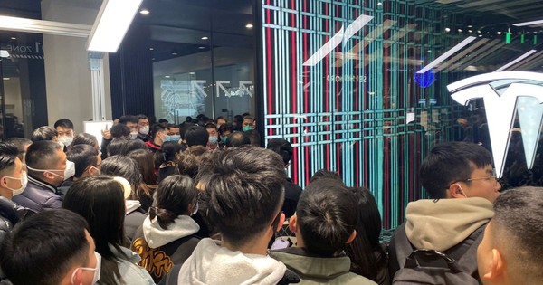 Giảm giá 2 lần trong 3 tháng, đám đông bất bình tụ tập tại nhiều cửa hàng xe Tesla tại Trung Quốc
