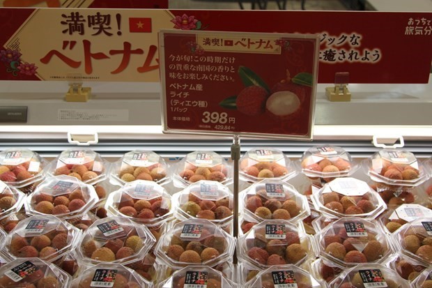 Vải thiều Việt Nam được bày bán tại siêu thị AEON Lake Town ở Saitama của Nhật Bản. (Ảnh: Đào Thanh Tùng/TTXVN)
