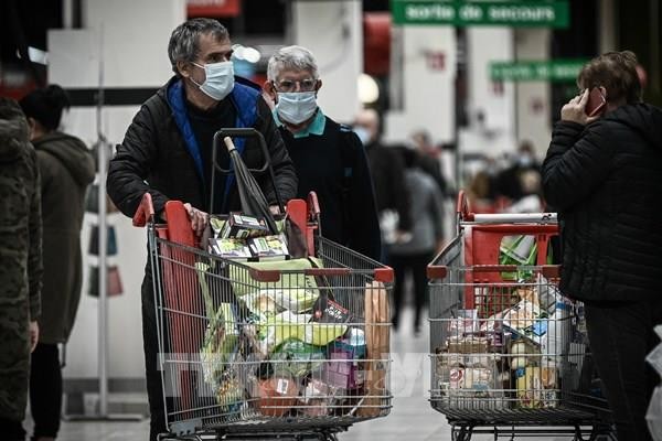 Người dân mua hàng trong siêu thị tại Bordeaux, Pháp. Ảnh: AFP/ TTXVN 