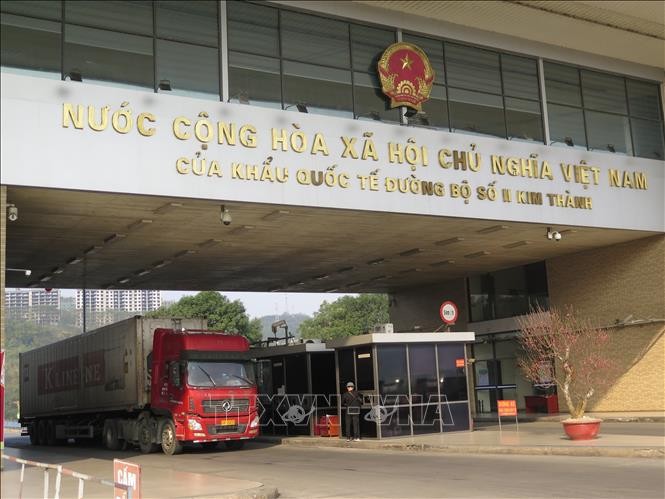 Xe hàng xuất nhập khẩu qua cửa khẩu Quốc tế đường bộ số II Kim Thành-Lào Cai. 