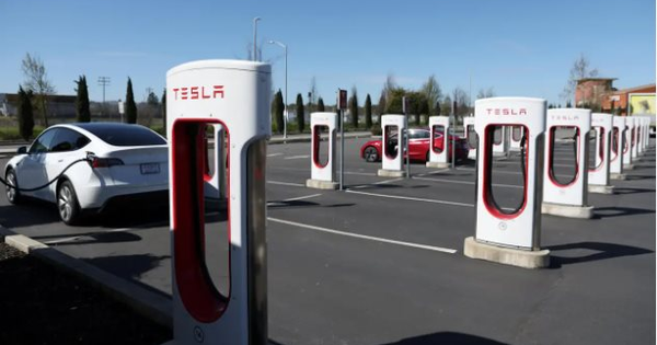 Tesla chính thức thực hiện điều "ngược đời" trong ngành xe điện: Chi hàng tỷ USD xây trạm sạc cho các đối thủ dùng chung
