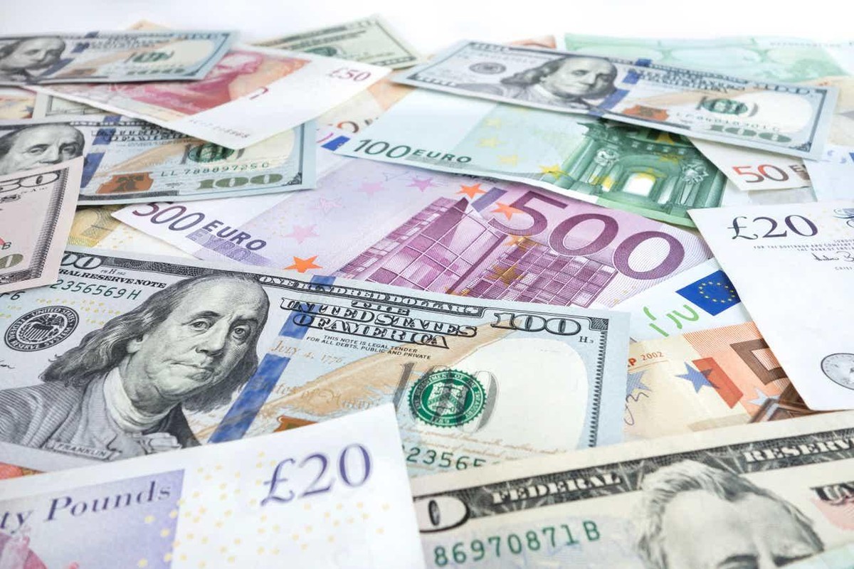 Đồng USD “sượt qua” Euro lần đầu tiên sau 20 năm