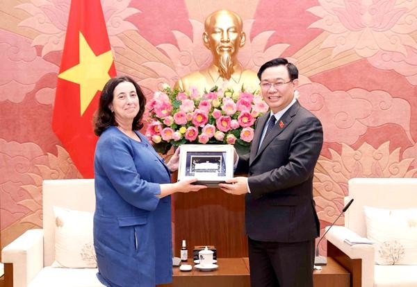 Chủ tịch Quốc hội Vương Đình Huệ tặng quà lưu niệm cho bà Manuela Ferro, Phó chủ tịch Ngân hàng Thế giới phụ trách khu vực Đông Á và Thái Bình Dương. Ảnh: TTXVN