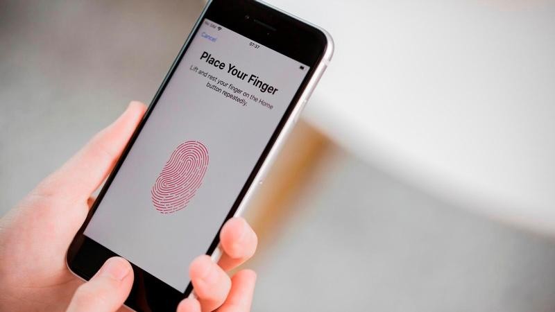 Touch ID là một trong những công nghệ Apple có được nhờ quá trình thâu tóm công ty nhỏ. Ảnh: MacWorld UK.