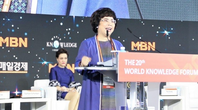 Anh hùng Lao động Thái Hương, Nhà Sáng lập Tập đoàn TH, Tổng giám đốc Ngân hàng TMCP Bắc Á phát biểu tại Diễn đàn Tri thức Thế giới năm 2019 tại Hàn Quốc và được trao tặng Giải thưởng Nữ Doanh nhân quyền lực.