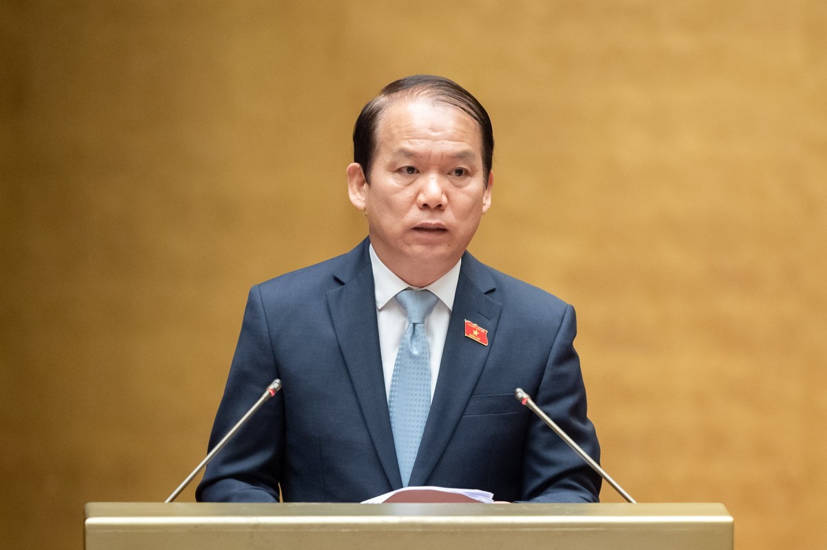Chủ nhiệm Ủy ban Pháp luật của Quốc hội Hoàng Thanh Tùng trình bày Báo cáo thẩm tra dự án Luật Nhà ở sửa đổi - Ảnh: Quốc hội
