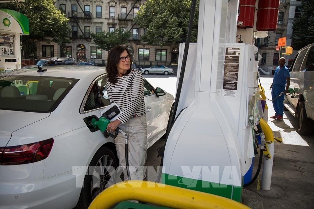 Khách hàng bơm xăng tại một trạm xăng ở New York, Mỹ