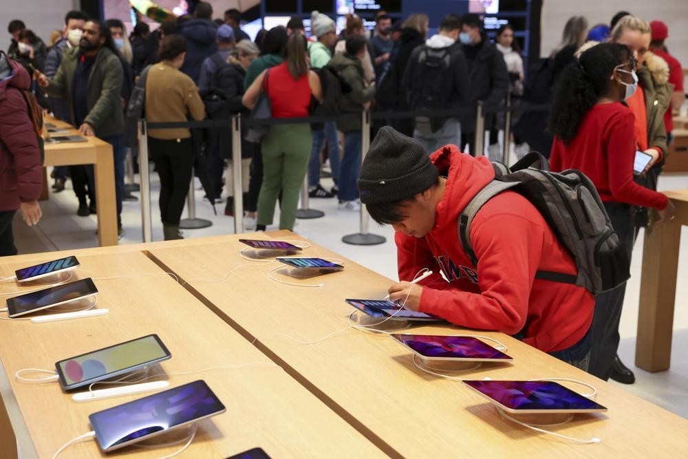 Người mua sắm tại cửa hàng Apple vào ngày "Thứ Sáu Đen" 25/11 ở New York. Ảnh: AP 