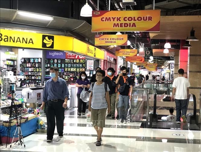 Người dân thủ đô Bangkok đi mua sắm. Ảnh: Ngọc Quang/Pv TTXVN tại Bangkok