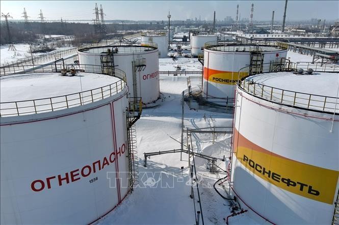 Các bể chứa dầu tại cơ sở lọc dầu Novokuibyshevsk của Nga. Ảnh: TASS/TTXVN