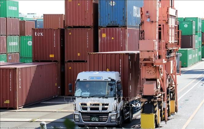 Hàng hóa tại cảng quốc tế Tokyo, Nhật Bản. Ảnh: AFP/TTXVN