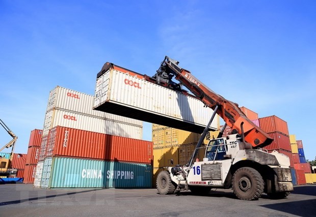Xếp dỡ container tại Cảng Phước Long ICD. Ảnh: Hồng Đạt