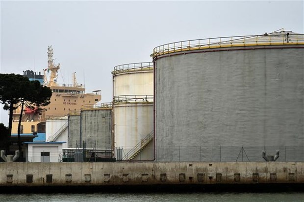 Nhà máy khí đốt của tập đoàn năng lượng Eni ở Marina di Ravenna (Italy). Ảnh: AFP/TTXVN