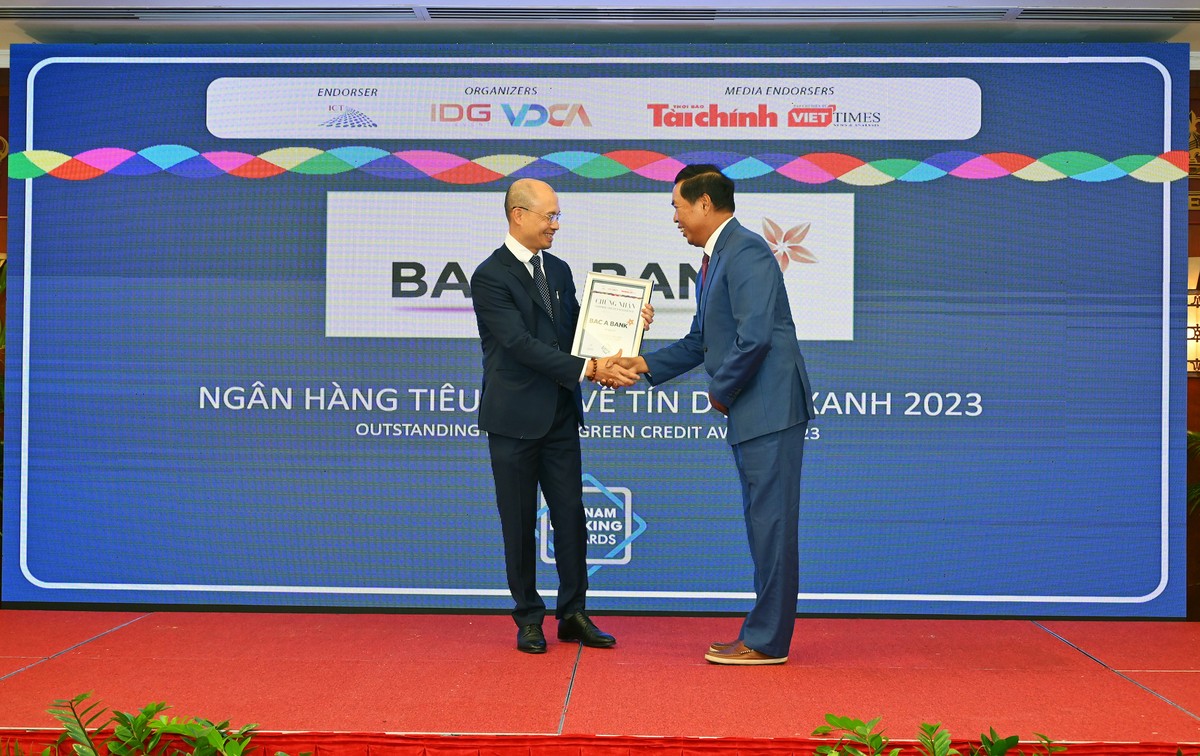 Phó Tổng Giám đốc BAC A BANK Chu Nguyên Bình nhận giải.
