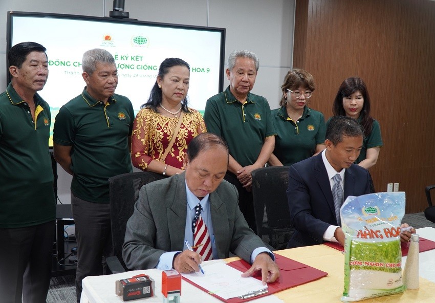 Công ty Cổ phần Giống cây trồng Lộc Trời (LTS), thành viên tập đoàn ký kết Hợp đồng chuyển nhượng quyền khai thác thương mại giống lúa Nàng Hoa 9 với Công Ty TNHH Hạt Giống Hoa Tiên