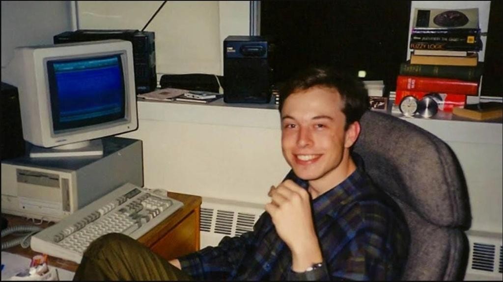 Trước khi trở thành chủ nhân khối tài sản trị giá 212 tỷ USD, Elon Musk đã học được cách kiếm tiền từ khi còn nhỏ. Năm 1984, Musk 12 tuổi đã tự học lập trình bằng cách đọc hết cuốn sách ngôn ngữ lập trình cơ bản chỉ trong vòng 3 ngày và tạo ra trò chơi Blastar. Sau đó, ông bán mã nguồn phát triển game đầu tiên của chính mình với giá 500 USD. "Đó chỉ là một trò chơi tầm thường thôi nhưng hay hơn Flappy Bird", Elon Musk chia sẻ về tựa game năm xưa trong bài phỏng vấn với Wait But Why. Ảnh: The Ladder.